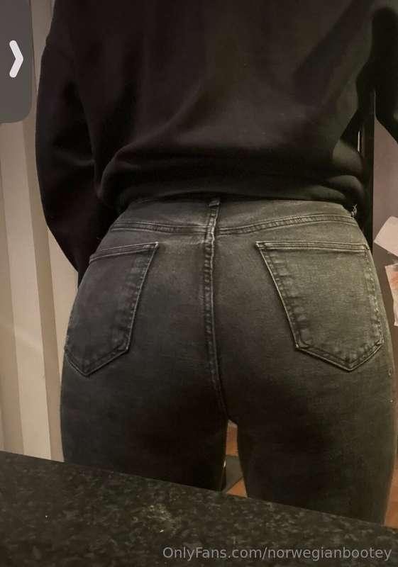 Sneaky people taking a picture of my ass and sending it to m..