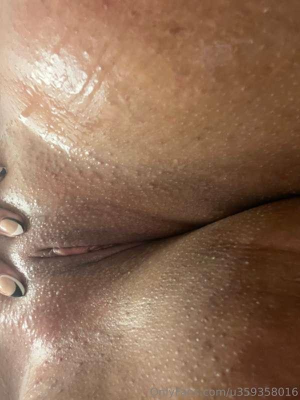 This pussy just got waxed….good enough to suck and eat and 👅..