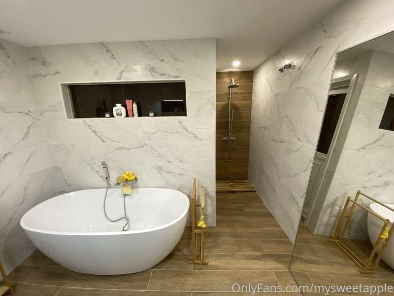Choose a Location:

*In the bathroom photo you can also see ..