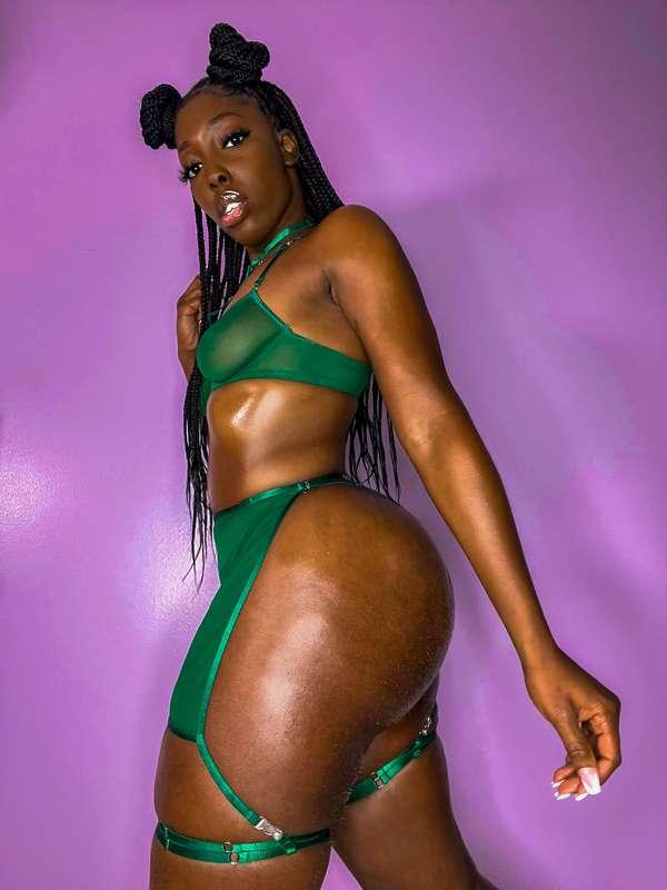 Temptation wrapped in emerald. 💋