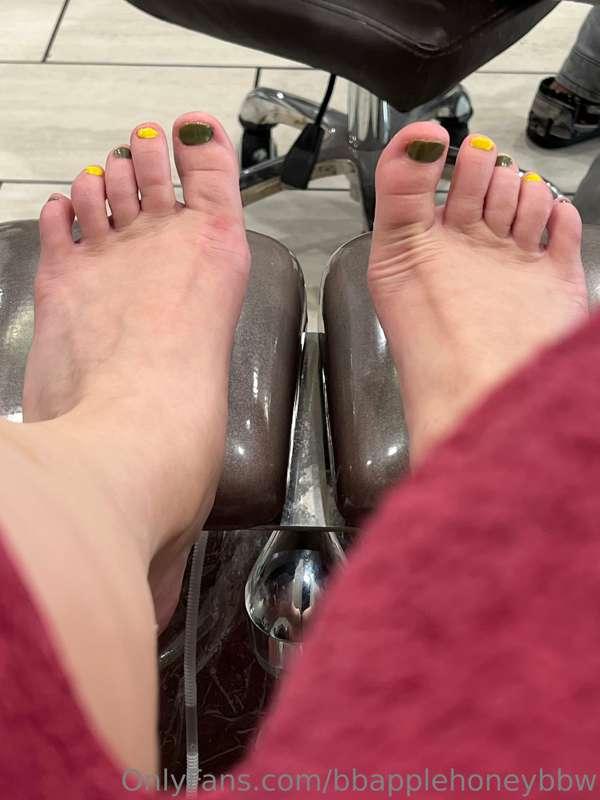 On my way Miami 
Here’s my toes 🥰