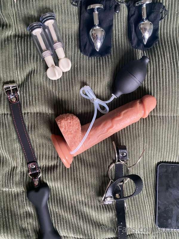 i finally got a squirting dildo and so many new toys omg i’m..