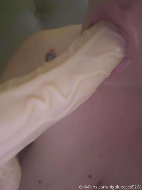 Look at how them lips wrap around the head. My favorite bedr..