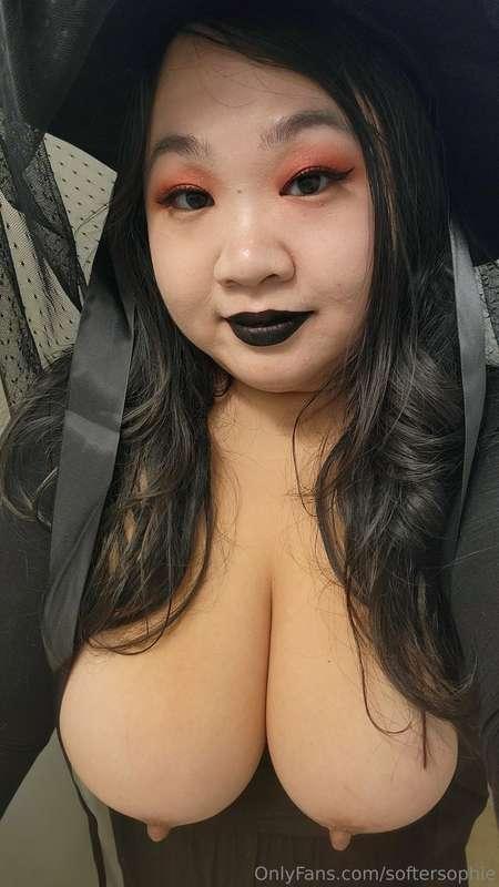 Happy Halloween 👻🎃🧡 witchy Sophie is something you don't see..