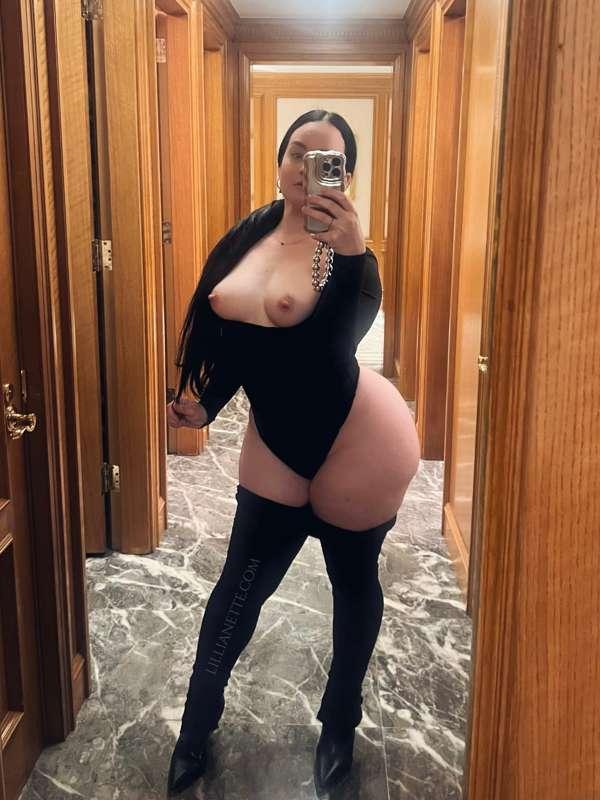 Nice set of tits and a big ole juicy Ass🍎Daddy need some ton..