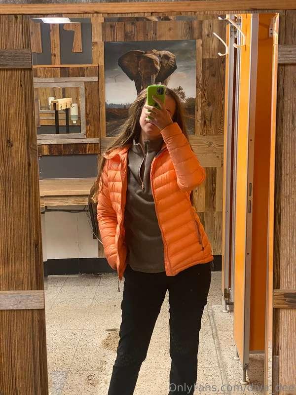 Undress me for a camping shower in 6pics ➡️Being risky for y..