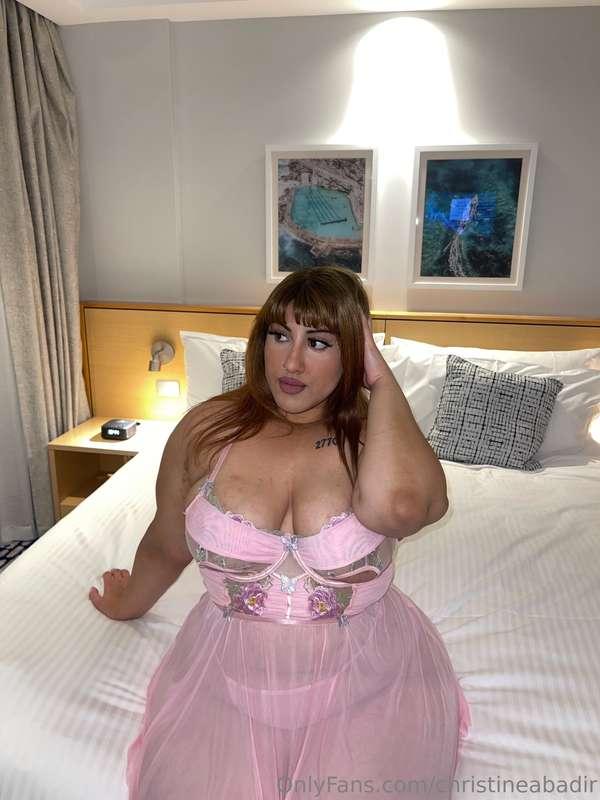 I’m single now, who wants to go on a date? 🙈🤍