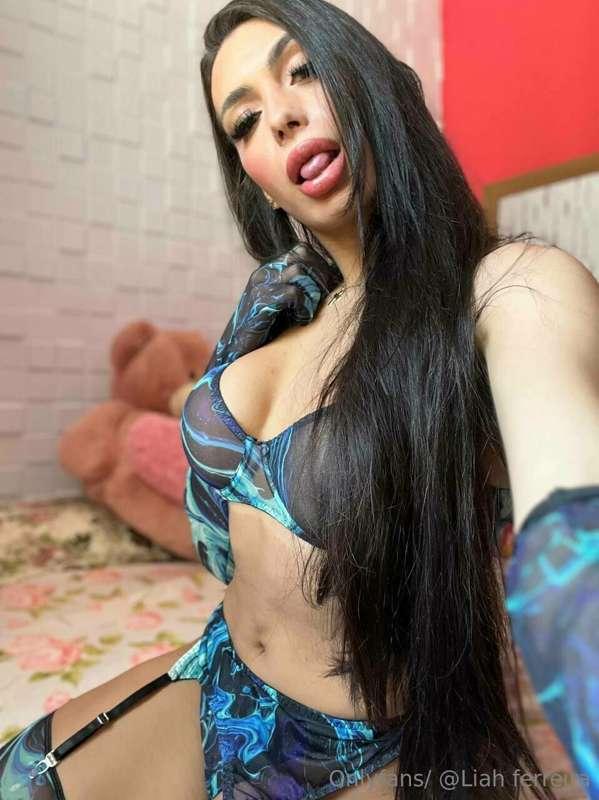 hey honey i think this bitch has the biggest dick i've ever ..