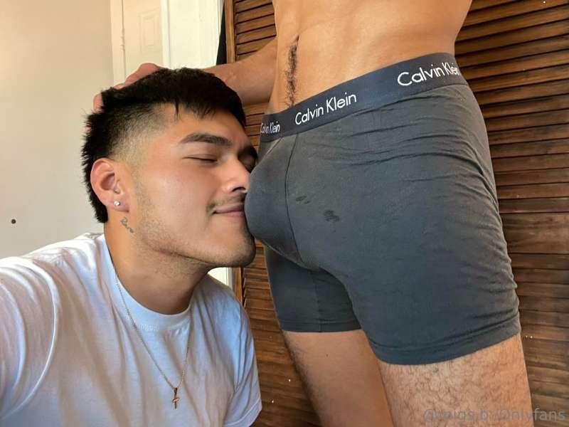 Took these 2 selfies of me sniffing on @regularlyhrnyy bulge..