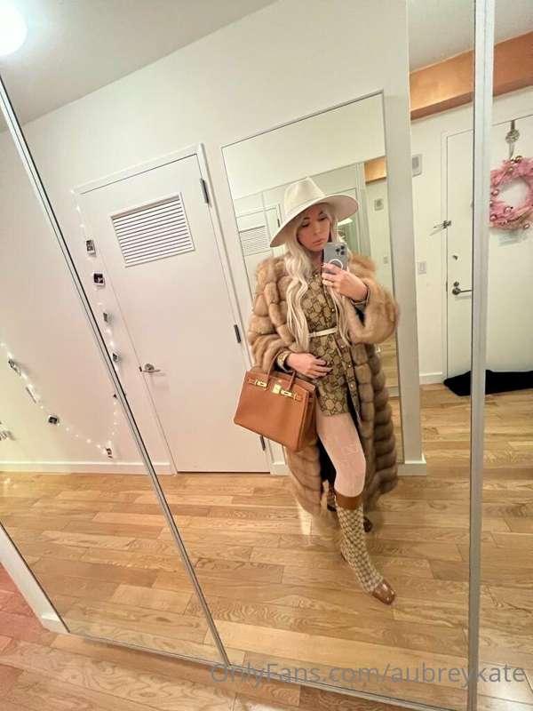 Rate my outfit today babe 💋