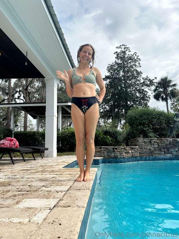 Hanging out at the pool filming Xmas content in my mistletoe..