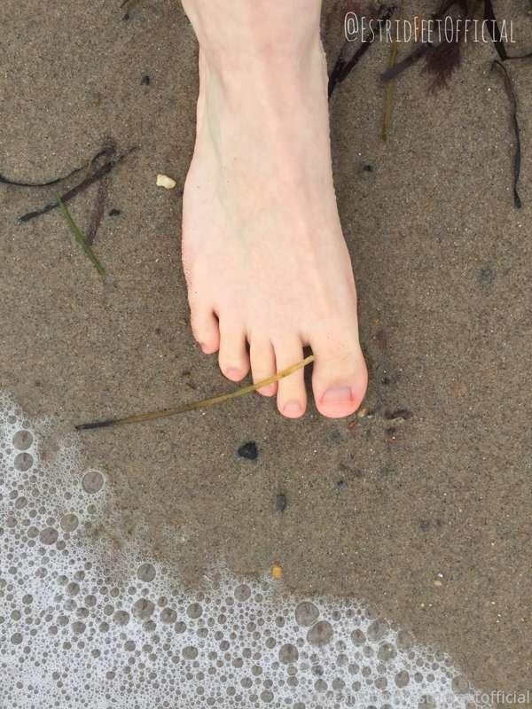 Wonderful cool waves against my toes 🌊