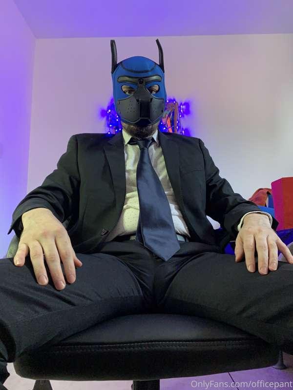 • Este es Azul, le gusta vestir formal para coger, es domina..