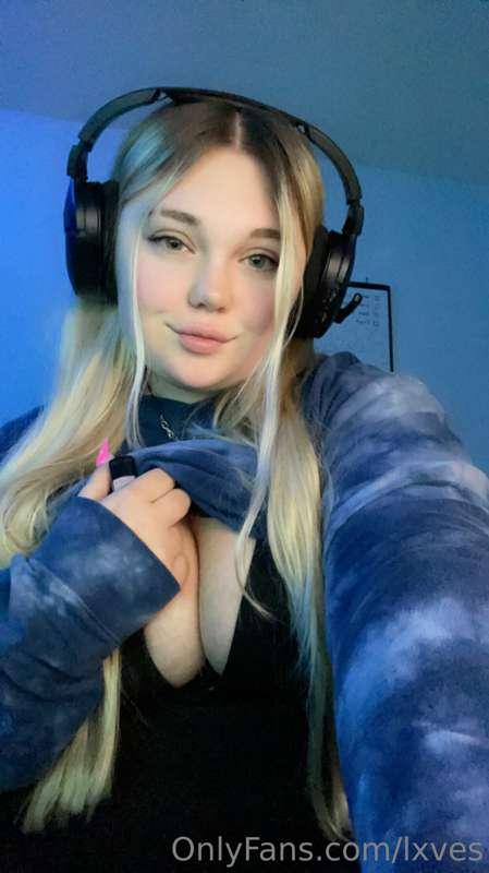 can i be your big titty gamer girlfriend 🥹🍒