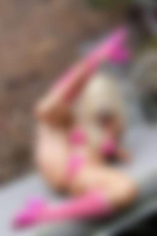 Being flexible makes everything funner... don't you agree? 😈

Also, I just gotta say... these photos sum up Bubbles TO A TEE! 😂

#fyp #clown #clowngirl #clownmakeup #gfe #microbikini #socks #heels #pinkbikini #bikini #blonde #outdoors #aussie #australian #petite #flexible #funny #silly #onlyfans #fansly