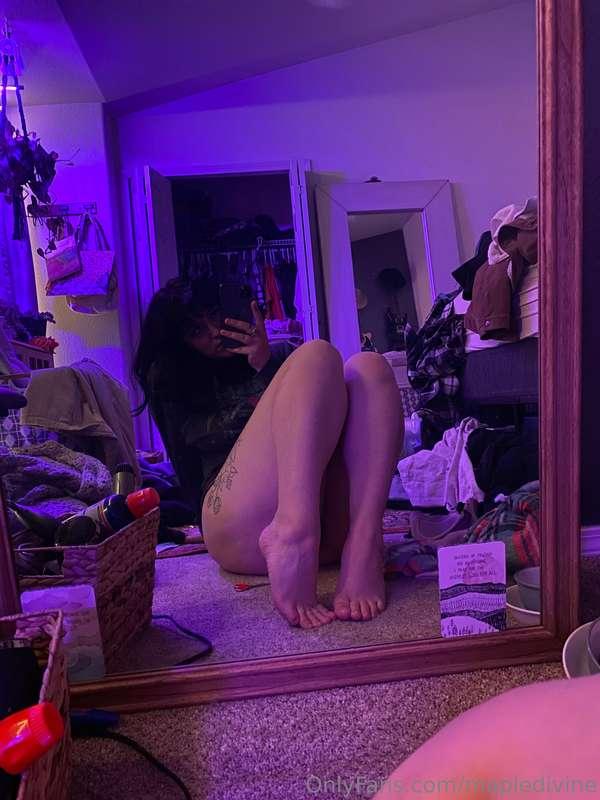 long legs, and pretty toes 😍