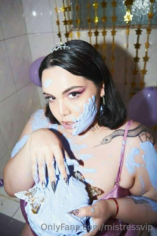 🖤 Hey babes, it's my birthday 🖤 let me your gifts under this..