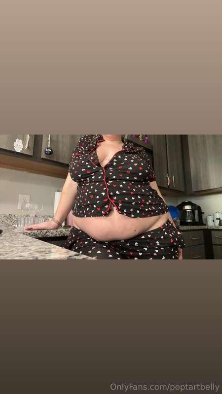 The belly hang out of the pajamas is so 🥵🥵