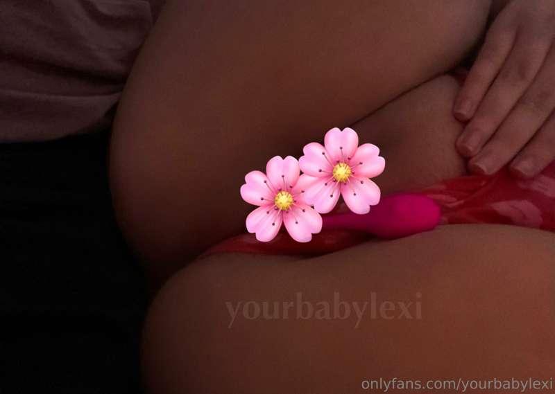 playing w my vibrator before bed 😋