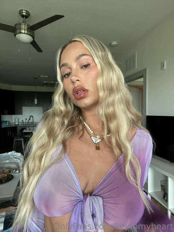 Un tie my shirt babe 👀🙊💜