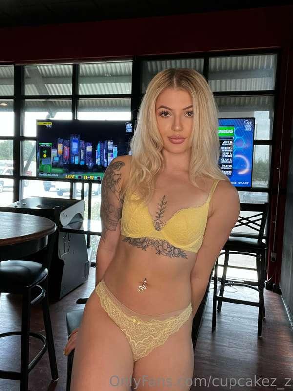 can i be your server in this outfit babe? 🥰