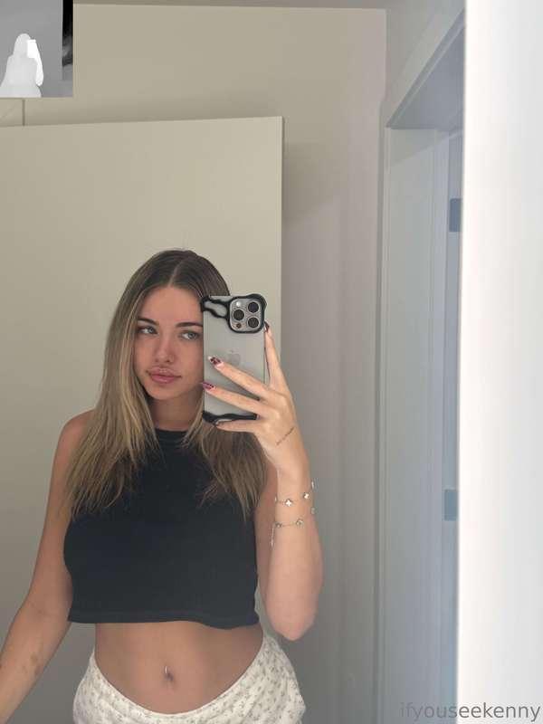 theres something about crop tops 😋