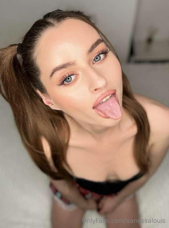 SUBSCRIPTIONS FREE ONLY NOW 😈 @emmablondangel 😈 Do you want ..