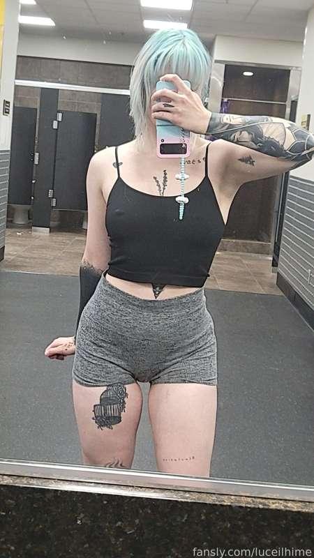 Ngl I'm horny af today. Come fuck me in the locker room (only half joking)

#fyp #gym #alt #tattoos #natural #horny #curvygirl #fit #thighs 