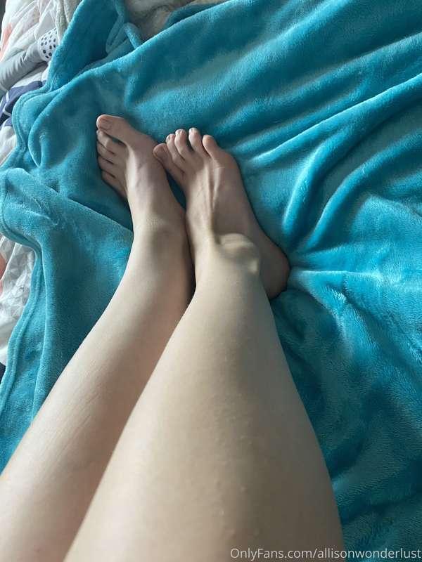Swipe for soles 💕🥵 remember guys! I’m kink friendly. Whateve..