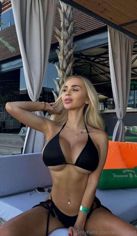 Start your day with a tanned blonde in a black bikini✨☀