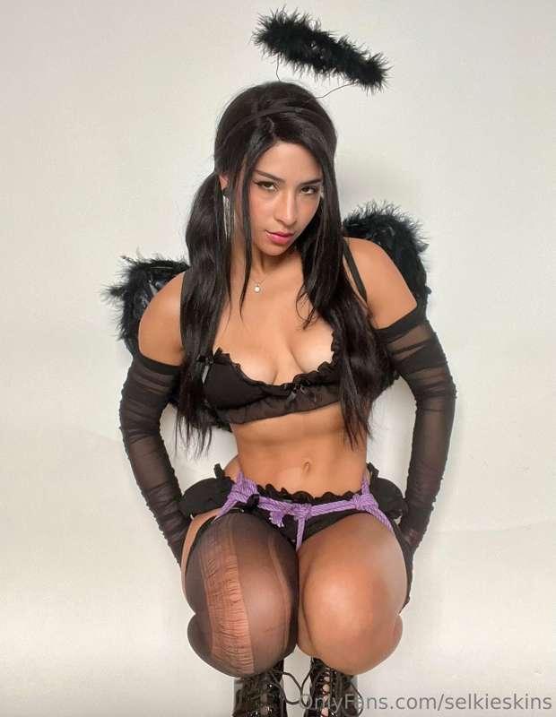 Sit at my feet and tell me a fantasy youd like yo play with...