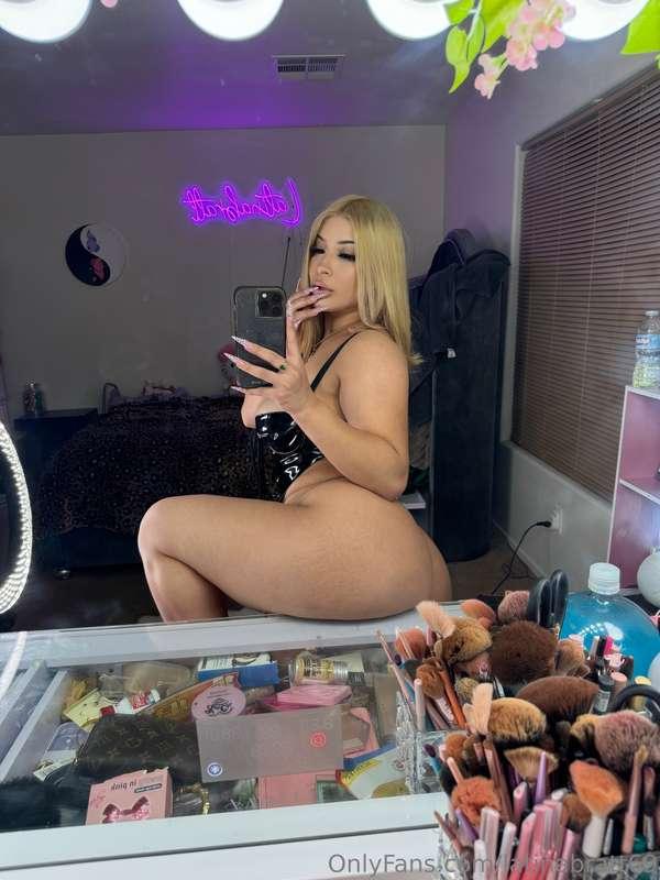 What’s in the box? 😏🎁📷Let’s just say… you’ll need both hands..