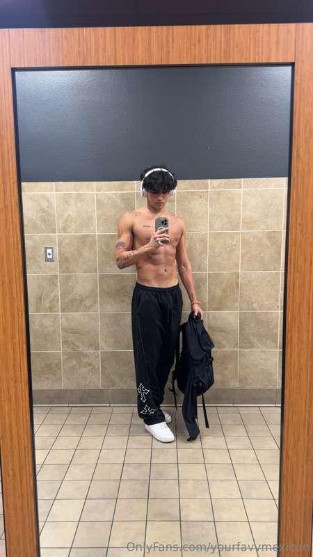 Hey🥴 ( may take my pants off tn hehe )
