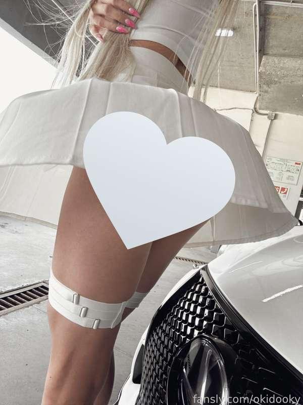 Oops, the wind is so strong that it lifted my skirt🌬️