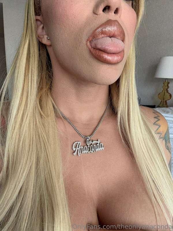 Plump lips and a tongue that was made to lick every last dro..