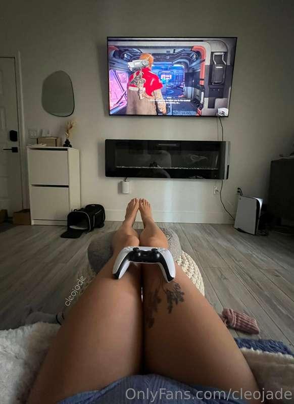 Swipe to zoom in on my gamer toes :)