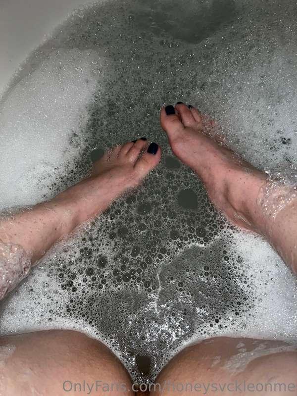 Wet kitty 🐱 cute toes