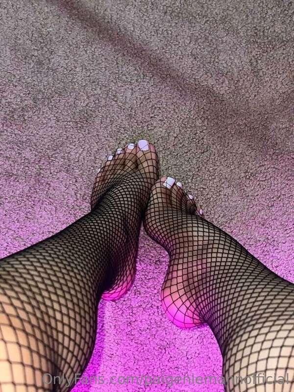 white toes & fishnets 🤍