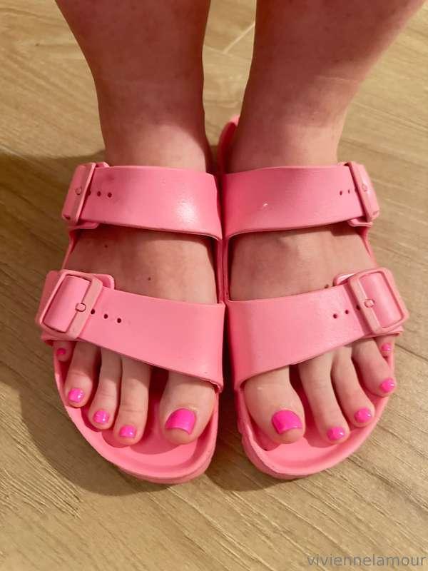 Do you like my new pedicure… good enough to suck right? Imag..