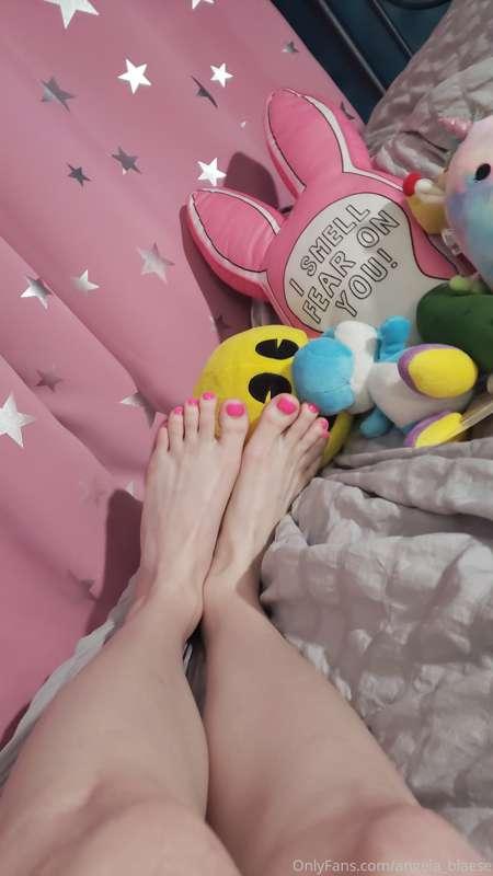 Suck my sexy toes baby 💋