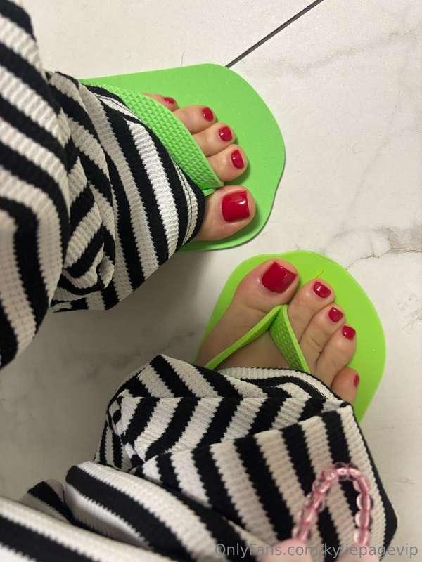 Cutsie tootsies!! free feet!!! 