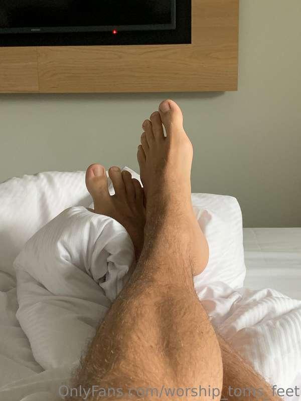Having a lazy Sunday in bed….. who wants to spend it kissing..