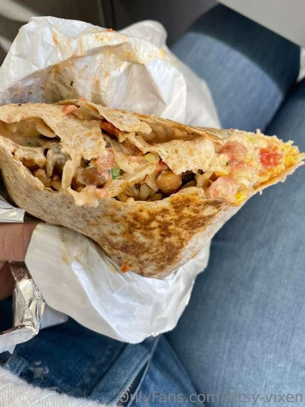 Having an early lunch! My farts are going to be so fucking s..