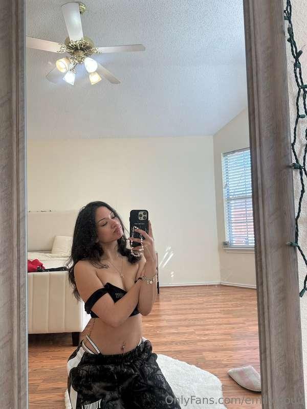 happy fridayyy🖤
