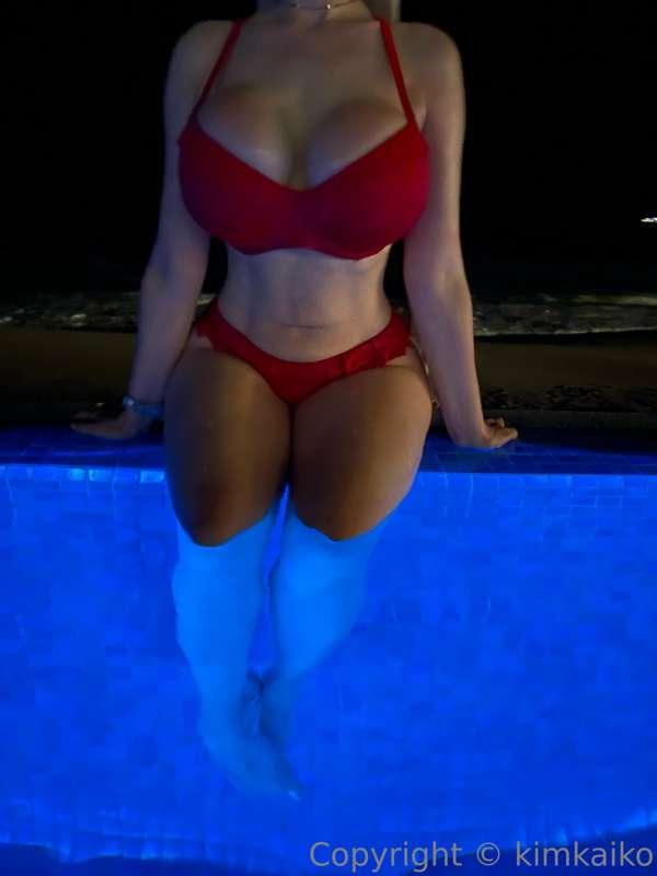 Come sit next to me 😘