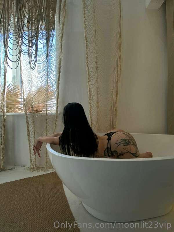 😍😇Keep me company in the bathroom tonight.  Send me a messag..