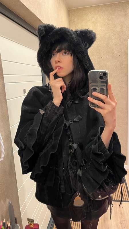 Hi everyone, I got a cosplay for nazuno from the anime Song of the Night Owls! Soon I'll post some videos and pics in this cosplay :33 and start streaming! I haven't decided on the dates yet.... I'll post them later^^
#goth #cat #egirl