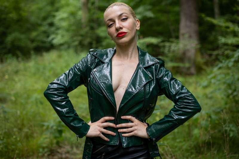 Naked boobs in the forest 