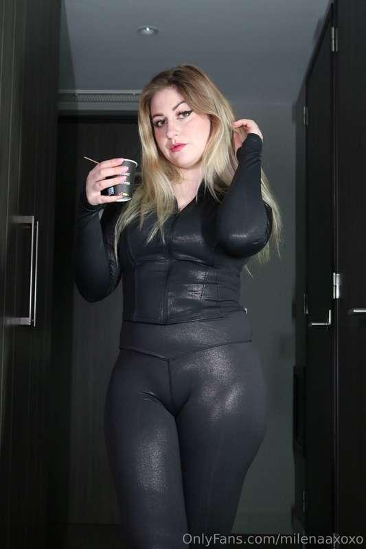 Do you think a Cameltoe in Tight Shiny Leggings is acceptabl..