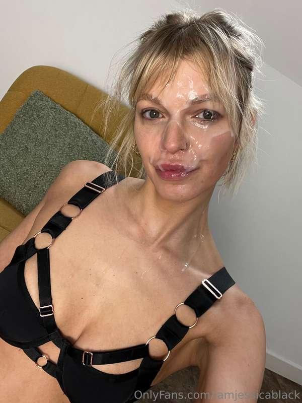 Do you think I look pretty ? 😇